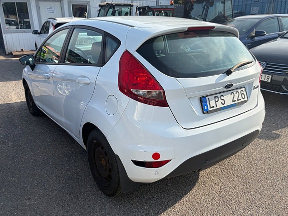 Ford Fiesta 2 of 5