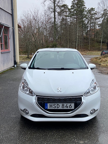 Peugeot 208 2 of 5
