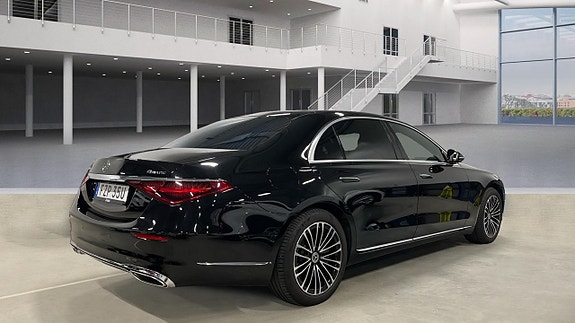 Mercedes-Benz S580 e 3 of 5