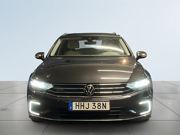 Volkswagen Passat 2 of 5