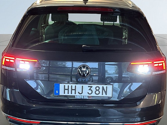 Volkswagen Passat 12 of 18