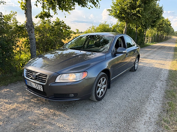 Volvo S80 2 of 5