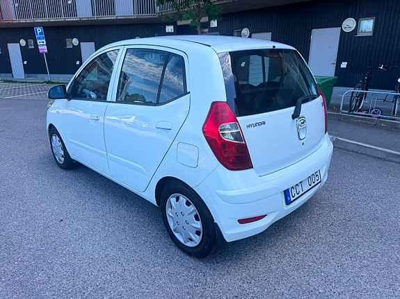 Hyundai i10 2 of 5