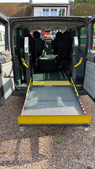 Ford Tourneo Custom 3 of 5