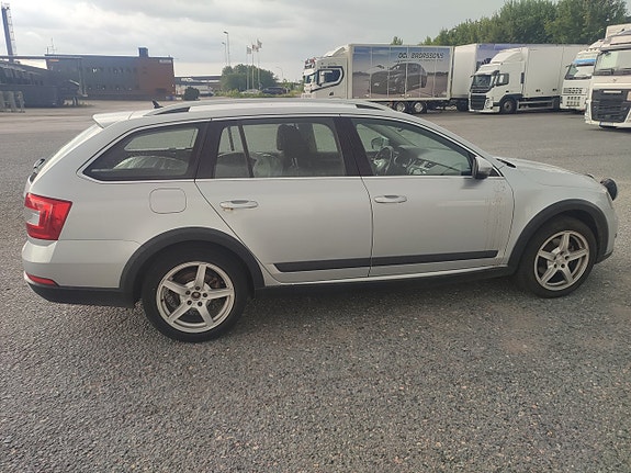 Skoda Octavia Scout 2 of 5