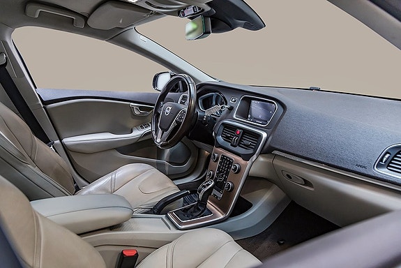 Volvo V40 Cross Country 14 of 21