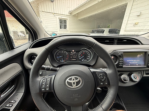 Toyota Yaris 8 of 16