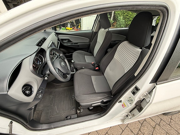 Toyota Yaris 11 of 16