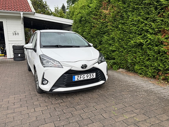 Toyota Yaris 2 of 16
