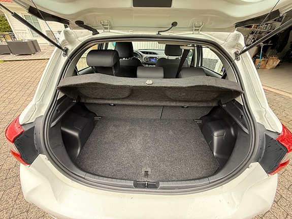 Toyota Yaris 15 of 16