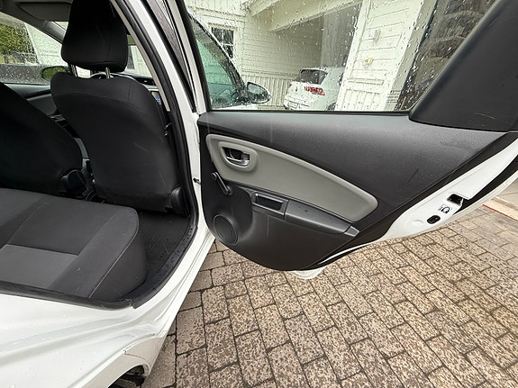 Toyota Yaris 16 of 16