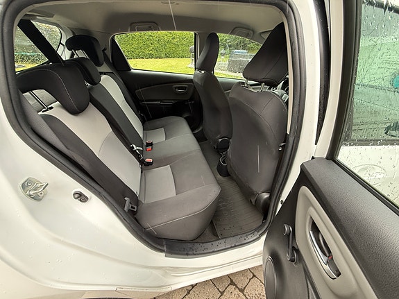Toyota Yaris 14 of 16