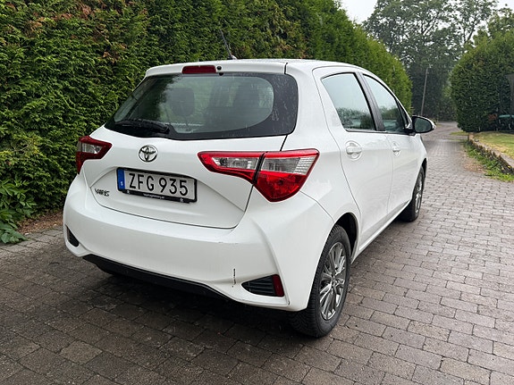Toyota Yaris 5 of 16