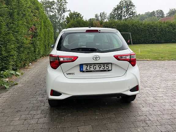Toyota Yaris 4 of 16