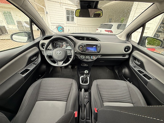 Toyota Yaris 7 of 16