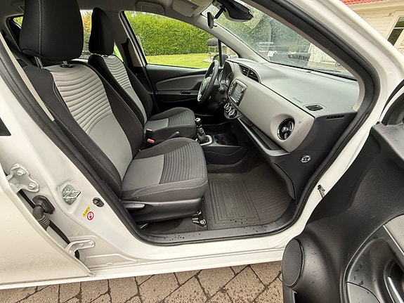 Toyota Yaris 13 of 16