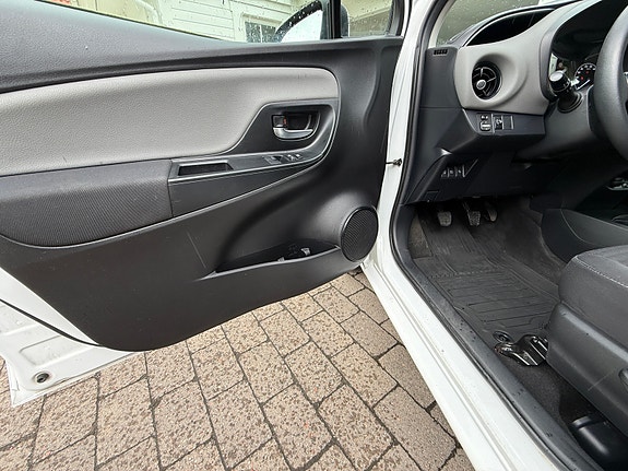 Toyota Yaris 12 of 16