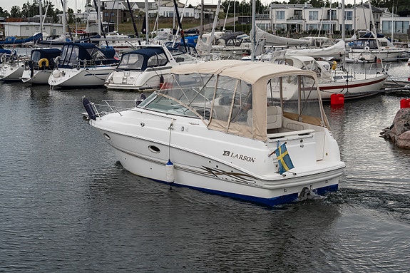Larson 270 Cabrio 2001 - nyare motor & drev, bogpropeller och mycket utrustning 3 of 5