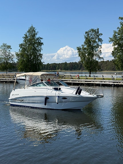 Larson 270 Cabrio 2001 - nyare motor & drev, bogpropeller och mycket utrustning 4 of 5
