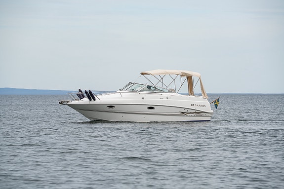 Larson 270 Cabrio 2001 - nyare motor & drev, bogpropeller och mycket utrustning 2 of 5