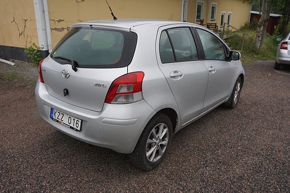 Toyota Yaris 2 of 5