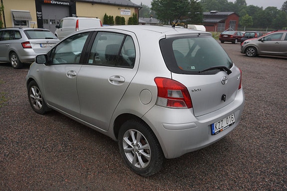 Toyota Yaris 3 of 5