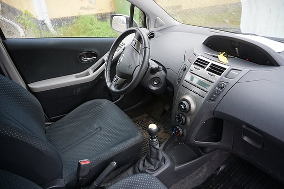 Toyota Yaris 5 of 5