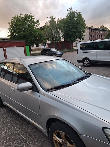 Subaru Legacy 2 of 5