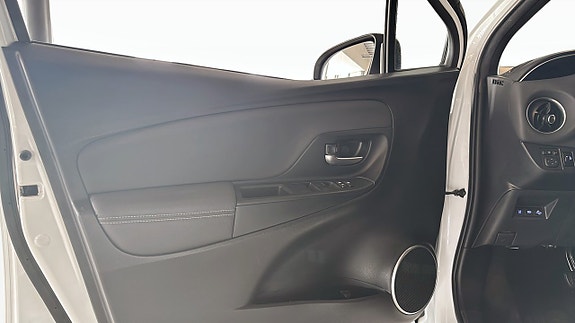 Toyota Yaris 11 of 13