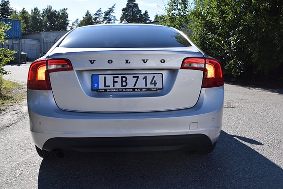 Volvo S60 4 of 5