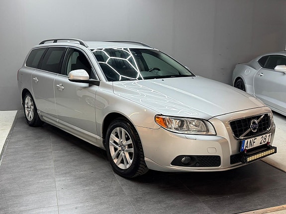 Volvo V70 2 of 5