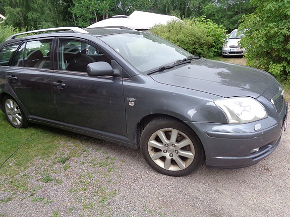 Toyota Avensis 2 of 5