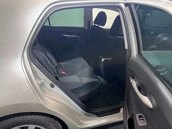 Toyota Auris 15 of 23