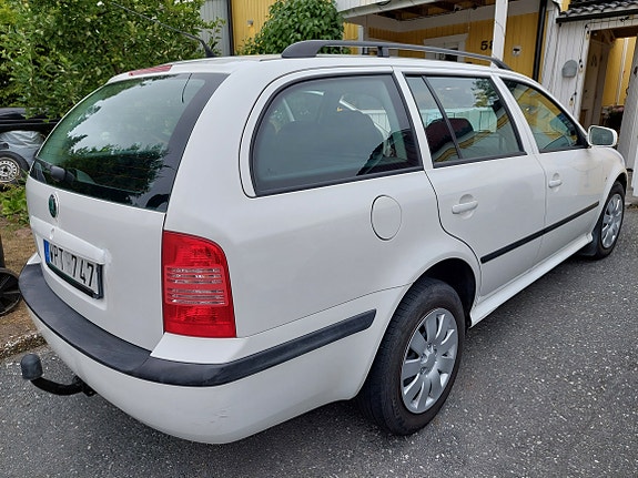 Skoda Octavia 2 of 4