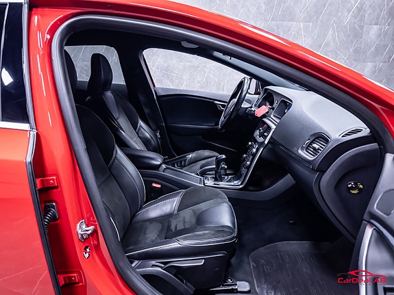 Volvo V40 15 of 28