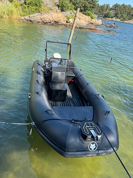 Black wolf 460 DLX 2026 (E-tec 60 hk) 3 of 5