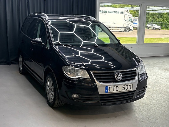 Volkswagen Touran 2 of 5