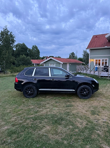 Porsche Cayenne 4 of 16
