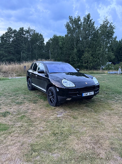 Porsche Cayenne 3 of 16