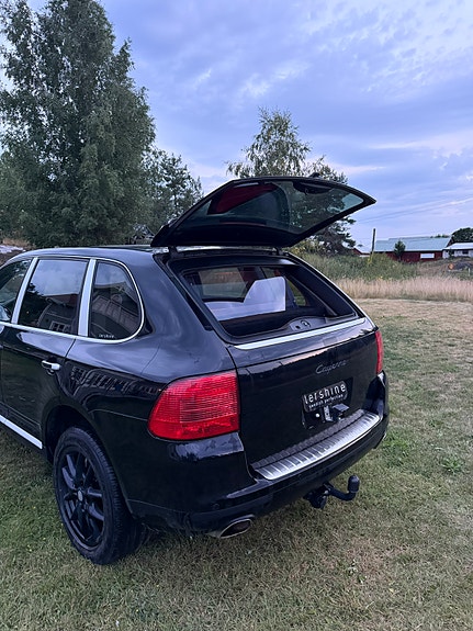 Porsche Cayenne 9 of 16