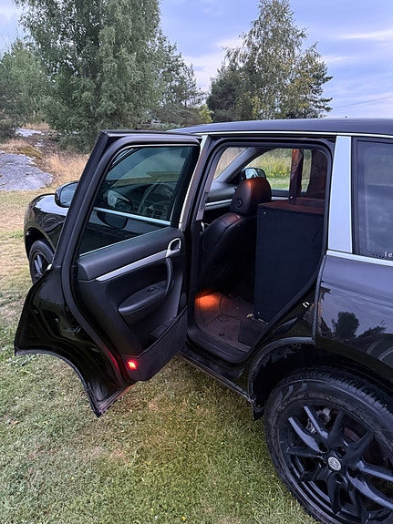 Porsche Cayenne 10 of 16