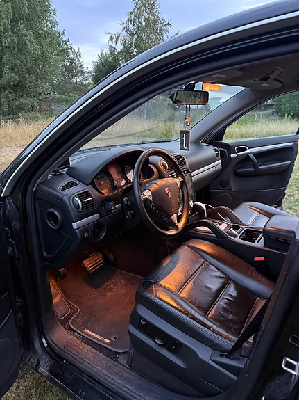 Porsche Cayenne 12 of 16