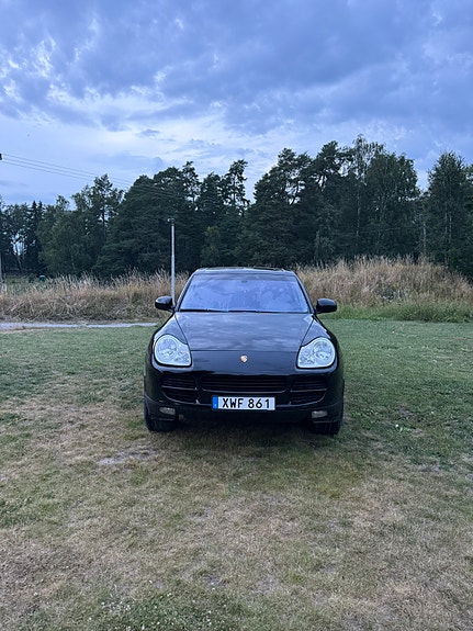 Porsche Cayenne 2 of 16