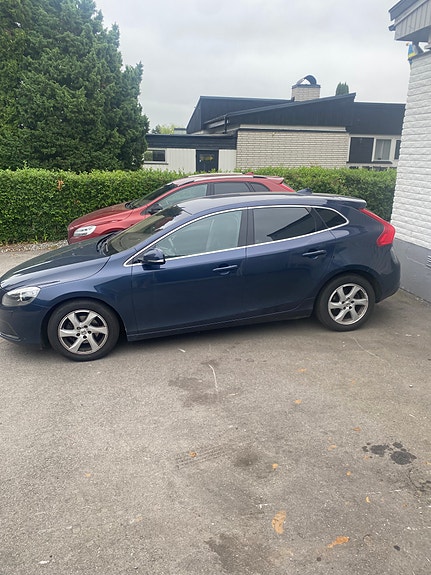 Volvo V40 2 of 5