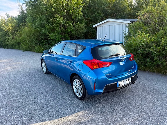 Toyota Auris 4 of 5