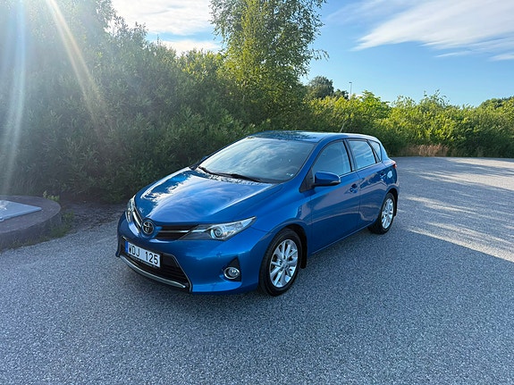 Toyota Auris 2 of 5