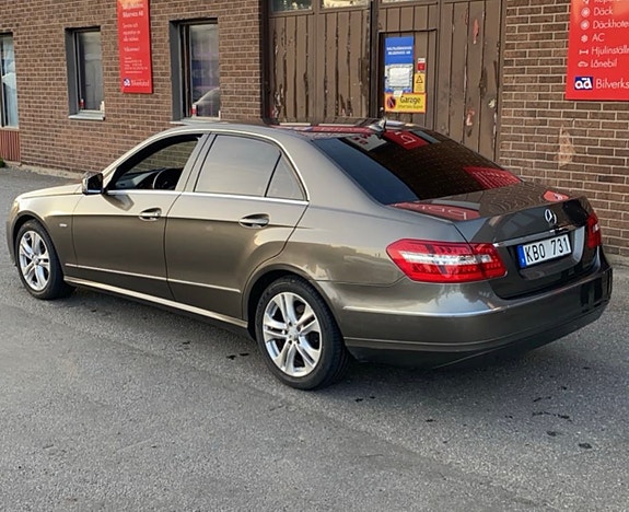 Mercedes-Benz E200 2 of 7