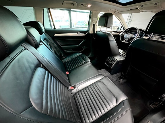 Volkswagen Passat 12 of 17
