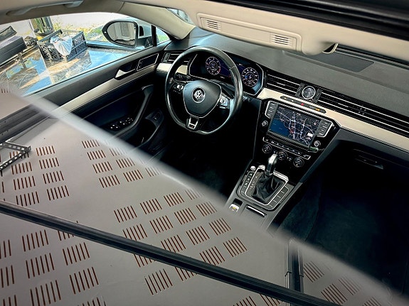 Volkswagen Passat 13 of 17