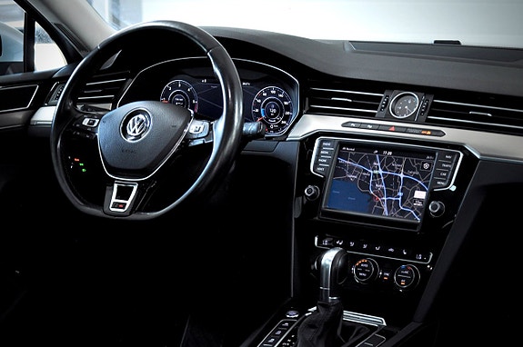 Volkswagen Passat 10 of 17